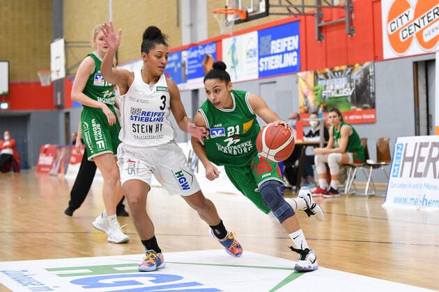 Basketball Women 1 Bundesliga 11 Matchday Herner TC BC Pharmaserv Marburg on 27 01 2021 in the H2K Arena in Herne Loryn Goodwin Herne , left Rachel Mamie Arthur Marburg , right xHDx