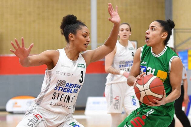 Basketball Women 1 Bundesliga 11 Matchday Herner TC BC Pharmaserv Marburg on 27 01 2021 in the H2K Arena in Herne Loryn Goodwin Herne , left Rachel Mamie Arthur Marburg , right xHDx