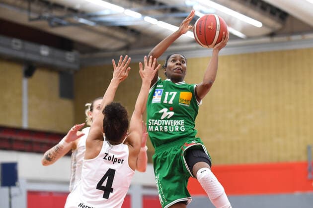 Basketball Women 1 Bundesliga 11 Matchday Herner TC BC Pharmaserv Marburg on 27 01 2021 in the H2K Arena in Herne Laura Zolper Herne , left Tonisha Vanee Baker Marburg , right xHDx