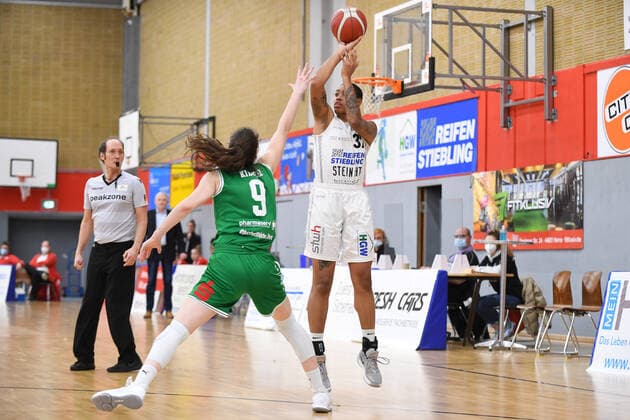 Basketball Women 1 Bundesliga 11 Matchday Herner TC BC Pharmaserv Marburg on 27 01 2021 in the H2K Arena in Herne Lisa Kiefer Marburg , left Aerianna Nicole Harris Herne , right xHDx