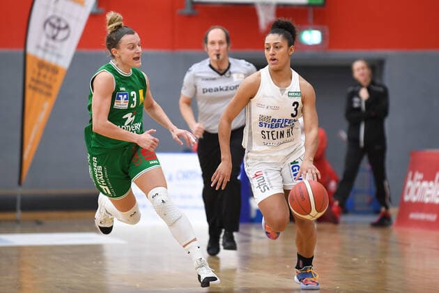 Basketball Women 1 Bundesliga 11 Matchday Herner TC BC Pharmaserv Marburg on 27 01 2021 in the H2K Arena in Herne Alexandra Wilke Marburg , left Loryn Goodwin Herne , right xHDx