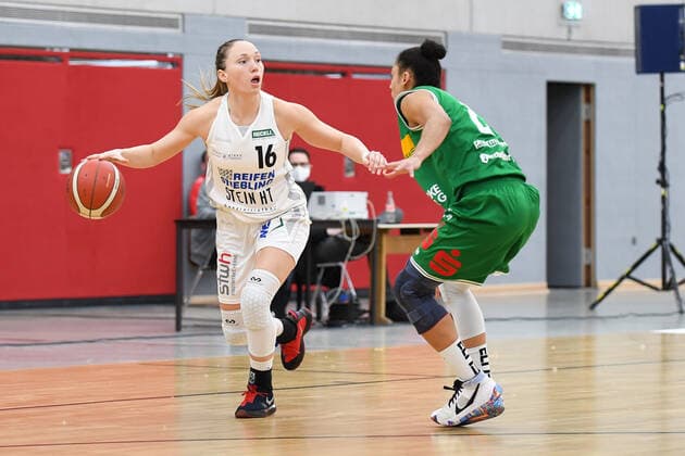 Basketball Women 1 Bundesliga 11 Matchday Herner TC BC Pharmaserv Marburg on 27 01 2021 at the H2K Arena in Herne Chloe Bully Herne , left Rachel Mamie Arthur Marburg , right xHDx