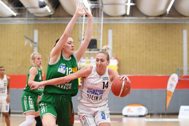 Basketball Women 1 Bundesliga 11 Matchday Herner TC BC Pharmaserv Marburg on 27 01 2021 in the H2K Arena in Herne Johanna Sophie Klug Marburg , left Sofia Pelander Herne , right xHDx