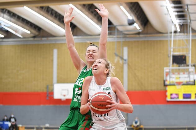 Basketball Women 1 Bundesliga 11 Matchday Herner TC BC Pharmaserv Marburg on 27 01 2021 in the H2K Arena in Herne Johanna Sophie Klug Marburg , left Sofia Pelander Herne , right xHDx