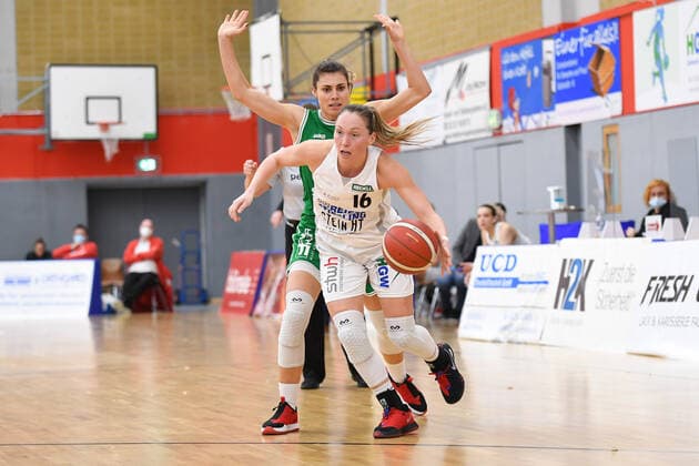 Basketball Women 1 Bundesliga 11 Matchday Herner TC BC Pharmaserv Marburg on 27 01 2021 in the H2K Arena in Herne Chloe Bully Herne , front Theresa Simon Marburg , rear xHDx