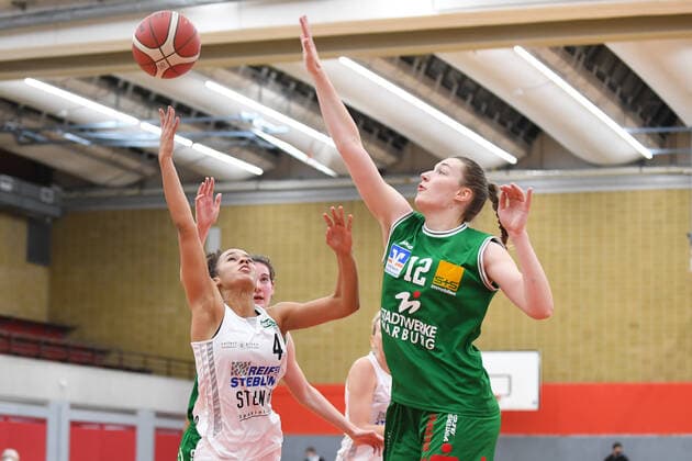Basketball Women 1 Bundesliga 11 Matchday Herner TC BC Pharmaserv Marburg on 27 01 2021 in the H2K Arena in Herne Laura Zolper Herne , left Johanna Sophie Klug Marburg , right xHDx