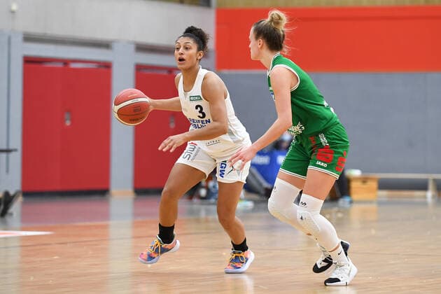 Basketball Women 1 Bundesliga 11 Matchday Herner TC BC Pharmaserv Marburg on 27 01 2021 in the H2K Arena in Herne Loryn Goodwin Herne , left Alexandra Wilke Marburg , right xHDx