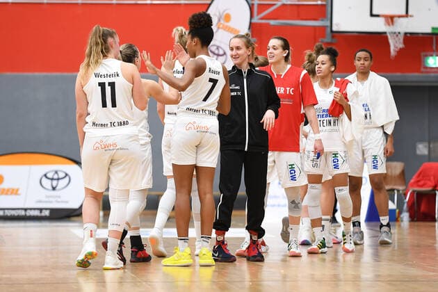 Basketball Damen 1 Bundesliga 11 Spieltag Herner TC BC Pharmaserv Marburg on 27 01 2021 in the H2K Arena in Herne Herne players are happy about the victory xHDx