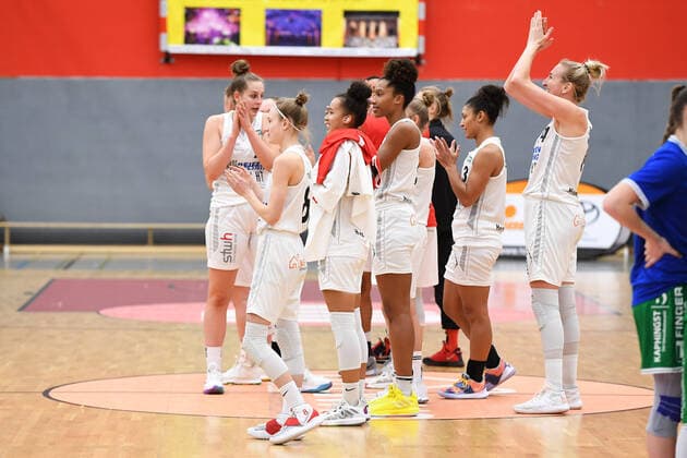 Basketball Damen 1 Bundesliga 11 Spieltag Herner TC BC Pharmaserv Marburg on 27 01 2021 in the H2K Arena in Herne Herne players are happy about the victory xHDx