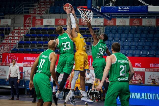 2021.01.28 Wloclawek, Koszykowka, FIBA Europe Cup, Sezon 2020 2021 Grupa C, mecz Arged BMSlam Stal Ostrow Wielkopolski - Sporting CP Lizbona N z Mark Ogden (Stal nr 35) Micah Downs (Sporting nr 33) James Ellisor (Sporting nr 34) Claudio Fonseca (Sporting nr 17) Pedro Catarino (Sporting nr 21) Foto Piotr Kieplin PressFocus 2021.01.28 Wloclawek, FIBA Europe Cup, Sezon 2020 2021 Regular Season Group C, game Arged BMSlam Stal Ostrow Wielkopolski - Sporting CP Lizbona Mark Ogden (Stal nr 35) Micah Downs (Sporting nr 33) James Ellisor (Sporting nr 34) Claudio Fonseca (Sporting nr 17) Pedro Catarino (Sporting nr 21) Credit: Piotr Kieplin PressFocus NEWSPIX.PL --- Newspix.pl  20210128PF_PK025