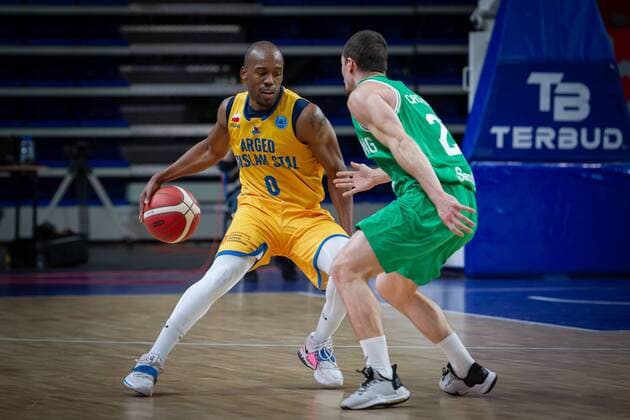 2021.01.28 Wloclawek, Koszykowka, FIBA Europe Cup, Sezon 2020 2021 Grupa C, mecz Arged BMSlam Stal Ostrow Wielkopolski - Sporting CP Lizbona N z James Florence (Stal nr 0) Pedro Catarino (Sporting nr 21) Foto Piotr Kieplin PressFocus 2021.01.28 Wloclawek, FIBA Europe Cup, Sezon 2020 2021 Regular Season Group C, game Arged BMSlam Stal Ostrow Wielkopolski - Sporting CP Lizbona James Florence (Stal nr 0) Pedro Catarino (Sporting nr 21) Credit: Piotr Kieplin PressFocus NEWSPIX.PL --- Newspix.pl  20210128PF_PK027