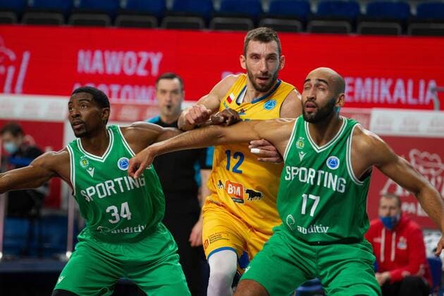 2021.01.28 Wloclawek, Koszykowka, FIBA Europe Cup, Sezon 2020 2021 Grupa C, mecz Arged BMSlam Stal Ostrow Wielkopolski - Sporting CP Lizbona N z Jaroslaw Mokros (Stal nr 12) Claudio Fonseca (Sporting nr 17) James Ellisor (Sporting nr 34) Foto Piotr Kieplin PressFocus 2021.01.28 Wloclawek, FIBA Europe Cup, Sezon 2020 2021 Regular Season Group C, game Arged BMSlam Stal Ostrow Wielkopolski - Sporting CP Lizbona Jaroslaw Mokros (Stal nr 12) Claudio Fonseca (Sporting nr 17) James Ellisor (Sporting nr 34) Credit: Piotr Kieplin PressFocus NEWSPIX.PL --- Newspix.pl  20210128PF_PK031