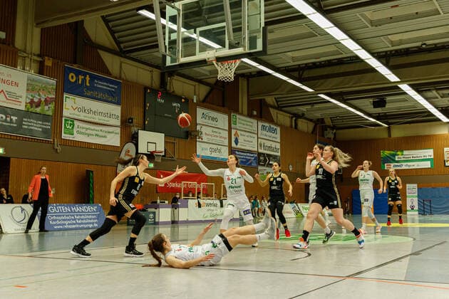 Goettingen, Germany 28 January 2021 1 DBBL 2020 2021 flippo Baskets BG 74 vs TK Hannover The Hannover team on the attack Game scene in front of the opponents basket Hall I at FKG Lower Saxony Copyright: xFotostandx xMattheyx