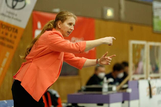 Goettingen, Germany 28 January 2021 1 DBBL 2020 2021 flippo Baskets BG 74 vs TK Hannover Coach Juliane Höhne Hoehne Hannover gives instructions to her team on the sidelines Hall I at FKG Niedersachsen Copyright: xFotostandx xMattheyx