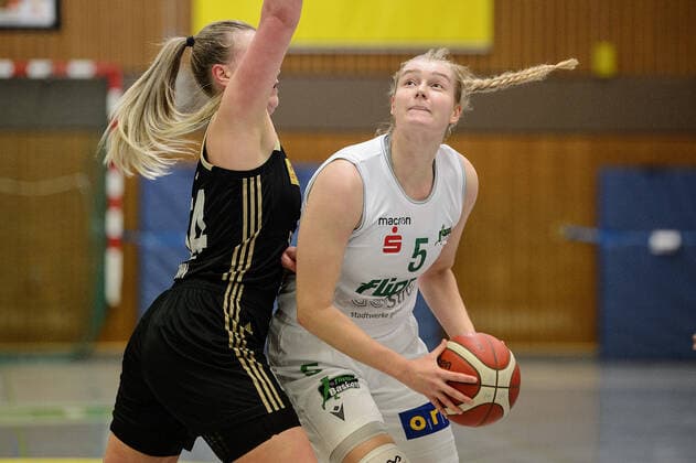 Flippo Baskets BG 74 Göttingen TK Hannover Basketball 1 Bundesliga Women, Flippo Baskets BG 74 Göttingen TK Hannover, Season 2020 21, 28 01 2021, Göttingen Göttingens Samantha Roscoe r plays against Hannovers Hannah Brown Göttingen Lower Saxony Germany.