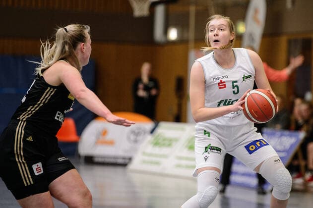 Flippo Baskets BG 74 Göttingen TK Hannover Basketball 1 Bundesliga Women, Flippo Baskets BG 74 Göttingen TK Hannover, Season 2020 21, 28 01 2021, Göttingen Göttingens Samantha Roscoe r plays against Hannovers Hannah Brown Göttingen Lower Saxony Germany.