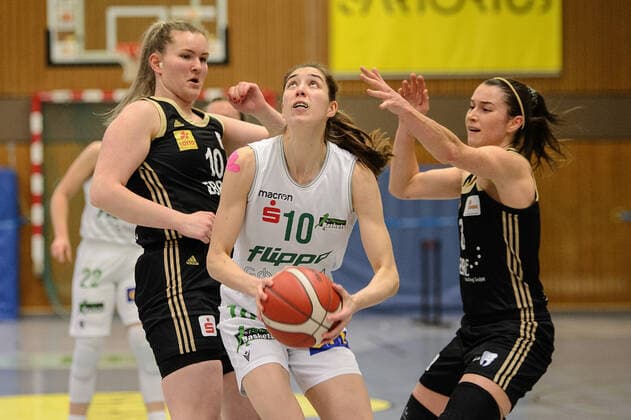 Flippo Baskets BG 74 Göttingen TK Hannover Basketball 1 Bundesliga Women, Flippo Baskets BG 74 Göttingen TK Hannover, Season 2020 21, 28 01 2021, Göttingen Göttingens Vasiliki Karambatsa M plays against Hannovers Teja Gorsic l and Hannovers Tessa Stammberger Göttingen Lower Saxony Germany.