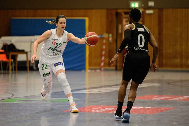 Flippo Baskets BG 74 Göttingen TK Hannover Basketball 1 Bundesliga Women, Flippo Baskets BG 74 Göttingen TK Hannover, Season 2020 21, 28 01 2021, Göttingen Göttingens Ruzica Dzankic l plays against Hannovers Stephanie Gardner Göttingen Lower Saxony Germany.