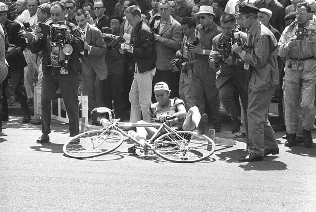 Tour de France 1961 individual time trial in Versailles rider pushes photographers with old cameras HM