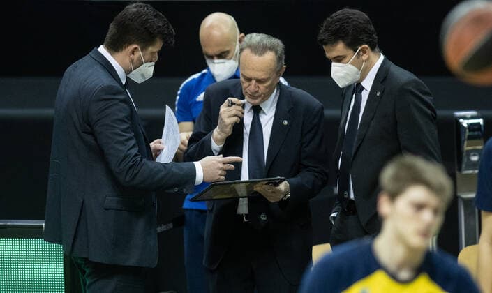 Basketball Euroleague, Alba Berlin Real Madrid, Main Round, Matchday 23, Mercedes Benz Arena ALBAs Co Coach Sebastian Trzciona l r , Athletic Trainer Pepe Silva Moreno, Head Coach Aito Garcia Reneses and Co Coach Israel Gonzalez discuss game plans ALBA Berlin Real Madrid