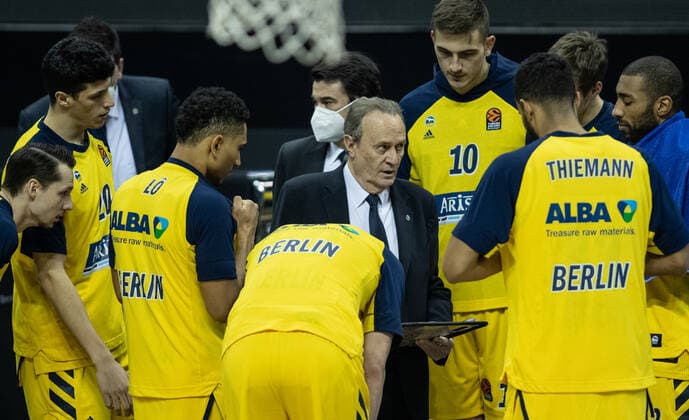 Basketball Euroleague, Alba Berlin Real Madrid, Main Round, Matchday 23, Mercedes Benz Arena ALBAs Head Coach Aito Garcia Reneses discusses with his players ALBA Berlin Real Madrid