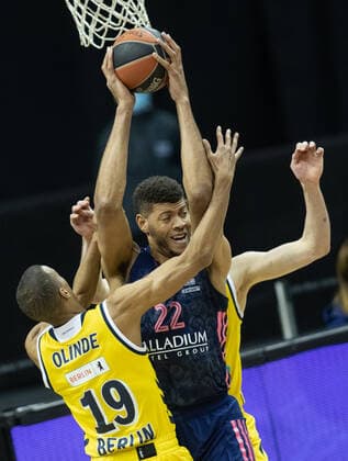 Basketball Euroleague, Alba Berlin Real Madrid, Main Round, Matchday 23, Mercedes Benz Arena ALBAs Louis Olinde l jumps to the basket against Walter Tavares of Real Madrid ALBA Berlin Real Madrid