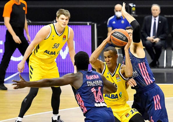 29 01 2021, xlakx, Basketball EuroLeague, Alba Berlin Real Madrid emspor, v l Usman Garuba Real Madrid, No 16 ,Louis Olinde Alba Berlin, No 19 Berlin