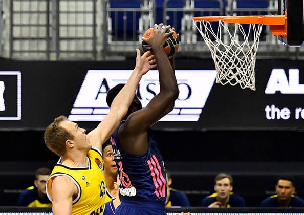 29 01 2021, xlakx, Basketball EuroLeague, Alba Berlin Real Madrid emspor, v l Luke Sikma Alba Berlin, No 43 ,Usman Garuba Real Madrid, No 16 Berlin