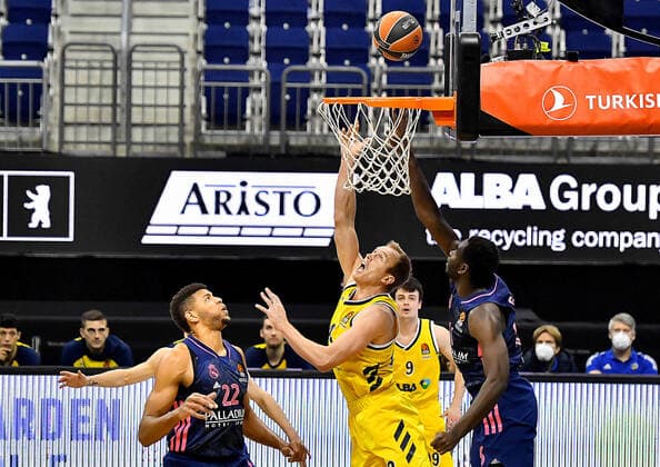 29 01 2021, xlakx, Basketball EuroLeague, Alba Berlin Real Madrid emspor, v l Walter Samuel Tavares da Veiga Real Madrid, No 22 ,Luke Sikma Alba Berlin, No 43 ,Usman Garuba Real Madrid, No 16 Berlin