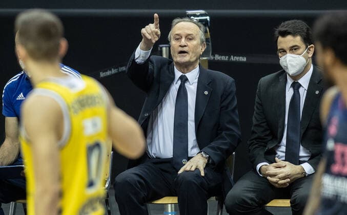 Basketball Euroleague, Alba Berlin Real Madrid, Main Round, Matchday 23, Mercedes Benz Arena ALBAs Head Coach Aito Garcia Reneses l and Co Coach Israel Gonzalez watch the game ALBA Berlin Real Madrid