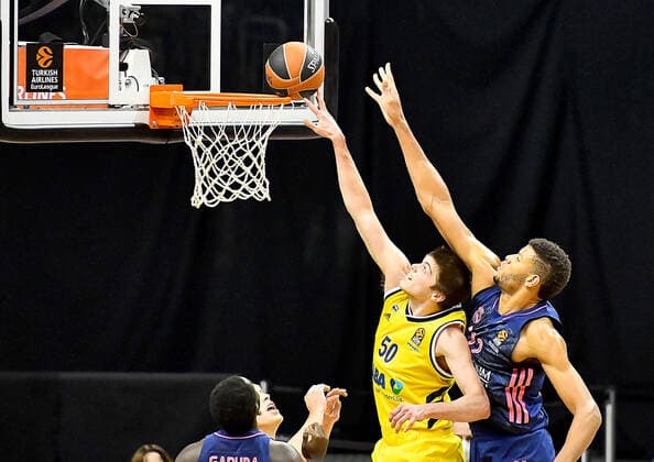 29 01 2021,Basketball EuroLeague, Alba Berlin Real Madrid,v l Ben Lammers Alba Berlin, No 50 ,Walter Samuel Tavares da Veiga Real Madrid, No 22 Berlin DL