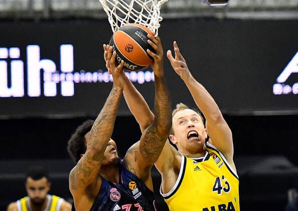 29 01 2021,Basketball EuroLeague, Alba Berlin Real Madrid,v l Trey Thompkins Real Madrid, No 33 ,Luke Sikma Alba Berlin, No 43 Berlin DL