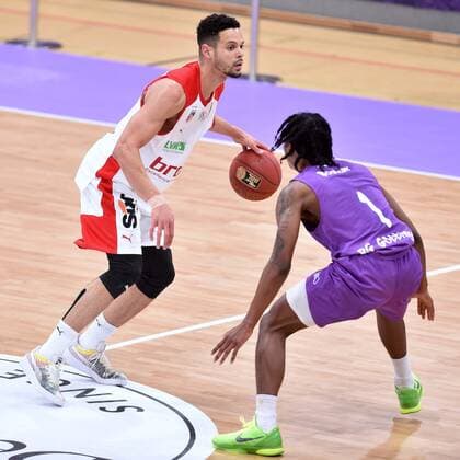 Dominic Lockhart Brose Bamberg on the ball and Dieshuan Booker BG Goettingen R , Basketball, Bundesliga, BBL, BG Goettingen Brose Bamberg, 29 01 2021, BG Goettingen Brose Bamberg, Basketball, Bundesliga, GER, BBL, 29 01 2021 Goettingen Copyright: xEibner-Pressefotox-xRolandxSippelx