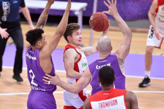 Bennet Hundt Brose Bamberg M, on the ball , Nelson Weidemann BG Goettingen L , Dennis Kramer BG Goettingen R , Basketball, Bundesliga, BBL, BG Goettingen Brose Bamberg, 29 01 2021, BG Goettingen Brose Bamberg, Basketball, Bundesliga, GER, BBL, 29 01 2021 Goettingen Copyright: xEibner-Pressefotox-xRolandxSippelx