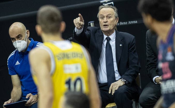 Basketball Euroleague, Alba Berlin Real Madrid, Main Round, Matchday 23, Mercedes Benz Arena ALBAs Head Coach Aito Garcia Reneses points in one direction next to Athletic Trainer Pepe Silva Moreno l ALBA Berlin Real Madrid