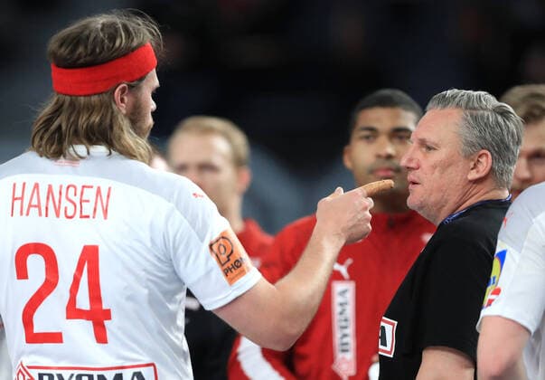 Sport Themen der Woche KW04 Sport Bilder des Tages Handball, WM, Spanien - Dänemark PXL_Spain v Denmark - IHF Men s World Championships Handball 2021, semifinal CAIRO, EGYPT - JANUARY 29: Head coach Nikolaj Jacobsen and Mikkel Hansen of Denmark during the 27th IHF Men s World Championship, WM, Weltmeisterschaft Semi Final match between Spain and Denmark at Cairo Stadium Sports Hall in Cairo, Egypt on January 29, 2021. SlavkoxMidzor PIXSELL