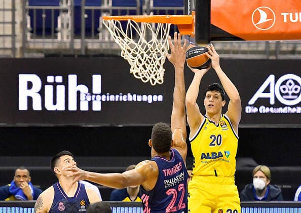 29 01 2021, xlakx, Basketball EuroLeague, Alba Berlin Real Madrid emspor, v l Walter Samuel Tavares da Veiga Real Madrid, No 22 ,Simone Fontecchio Alba Berlin, No 20 Berlin