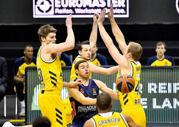 29 01 2021, xlakx, Basketball EuroLeague, Alba Berlin Real Madrid emspor, v l Ben Lammers Alba Berlin, No 50 ,Marcus Eriksson Alba Berlin, No 08 ,on the ball Fabien Causeur Real Madrid, No 1 ,Luke Sikma Alba Berlin, No 43 ,Jayson Granger Alba Berlin, No 33 Berlin