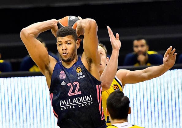 29 01 2021, xlakx, Basketball EuroLeague, Alba Berlin Real Madrid emspor, v l Walter Samuel Tavares da Veiga Real Madrid, No 22 ,Luke Sikma Alba Berlin, No 43 Berlin