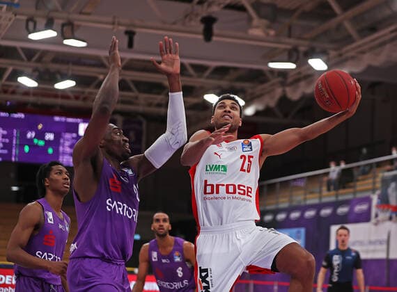 GSD zje123 season 2020 21 Easy credit Basketball Bundesliga BG Göttingen Brose Bamberg Bambergs Kenneth Ogbe on the ball against Göttingens Tai Odiase.