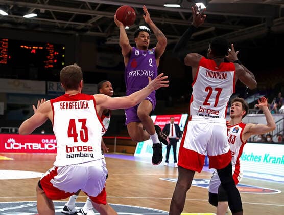 GSD zje123 season 2020 21 Easy credit Basketball Bundesliga BG Göttingen Brose Bamberg Göttingens Nelson Weidemann on the ball against Bambergs Shevon Thompson right and Christian Sengfelder.