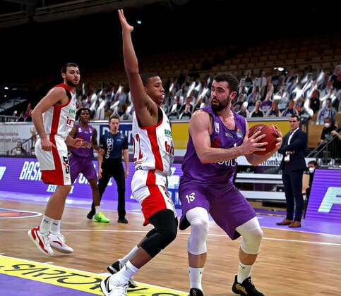 GSD zje123 season 2020 21 Easy credit Basketball Bundesliga BG Göttingen Brose Bamberg Göttingens Harper Kamp on the ball against Bambergs Devon Hall.