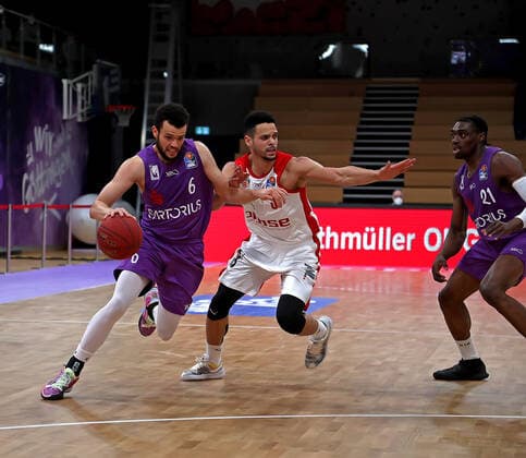 GSD zje123 season 2020 21 Easy credit Basketball Bundesliga BG Göttingen Brose Bamberg Göttingens Luke Nelson on the ball against Bambergs Dominic Lockhart.