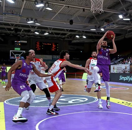 GSD zje123 season 2020 21 Easy credit Basketball Bundesliga BG Göttingen Brose Bamberg Göttingens Luke Nelson on the ball against Bambergs Michele Vitali.