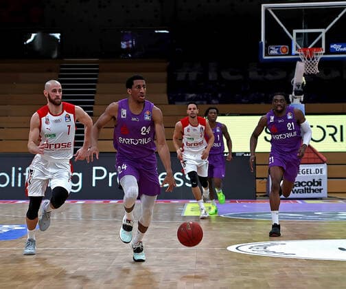 GSD zje123 season 2020 21 Easy credit Basketball Bundesliga BG Göttingen Brose Bamberg Göttingens Aubrey Dawkins on the ball against Bambergs Alex Ruoff.