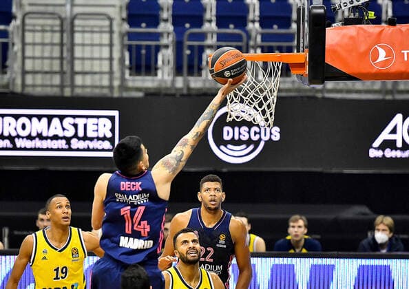 29 01 2021, xlakx, Basketball EuroLeague, Alba Berlin Real Madrid emspor, v l Louis Olinde Alba Berlin, No 19 ,Gabriel Deck Real Madrid, No 14 ,Johannes Thiemann Alba Berlin, No 32 ,Walter Samuel Tavares da Veiga Real Madrid, No 22 Berlin