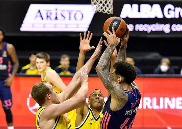 29 01 2021, xlakx, Basketball EuroLeague, Alba Berlin Real Madrid emspor, v l Luke Sikma Alba Berlin, No 43 ,Louis Olinde Alba Berlin, No 19 ,Jeffery Taylor Real Madrid, No 44 Berlin
