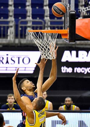 29 01 2021, xlakx, Basketball EuroLeague, Alba Berlin Real Madrid emspor, v l Walter Samuel Tavares da Veiga Real Madrid, No 22 ,Louis Olinde Alba Berlin, No 19 Berlin