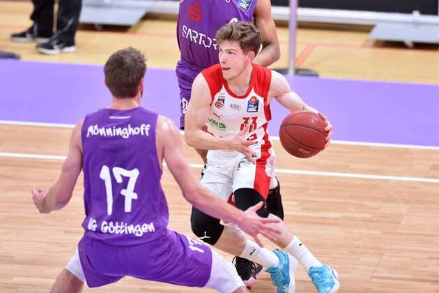Bennet Hundt Brose Bamberg on the ball , Mathis Moenninghoff BG Goettingen NR 17 , Basketball, Bundesliga, BBL, BG Goettingen Brose Bamberg, 29 01 2021, BG Goettingen Brose Bamberg, Basketball, Bundesliga, GER, BBL, 29 01 2021 Goettingen Copyright: xEibner-Pressefotox-xRolandxSippelx