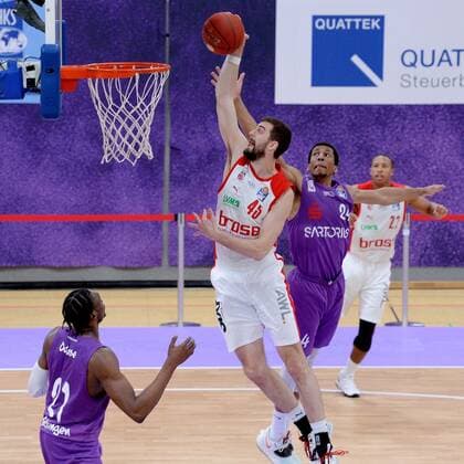 Basket, Dunking of David Kravish Brose Bamberg L , Aubrey Dawkins BG Goettingen behind , Basketball, Bundesliga, BBL, BG Goettingen Brose Bamberg, 29 01 2021, BG Goettingen Brose Bamberg, Basketball, Bundesliga, GER, BBL, 29 01 2021 Goettingen Copyright: xEibner-Pressefotox-xRolandxSippelx